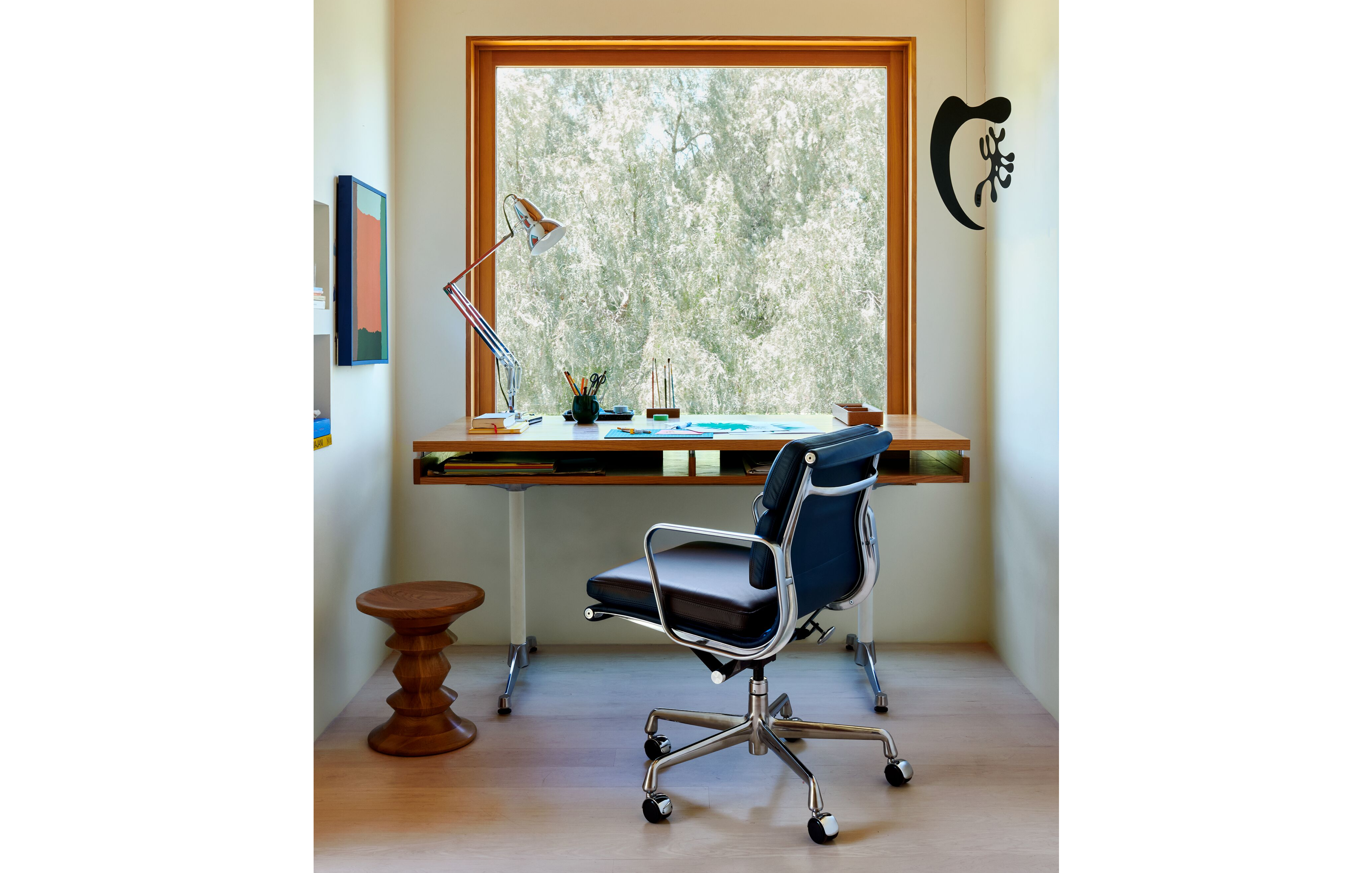 A mineral Aeron in a home work setting