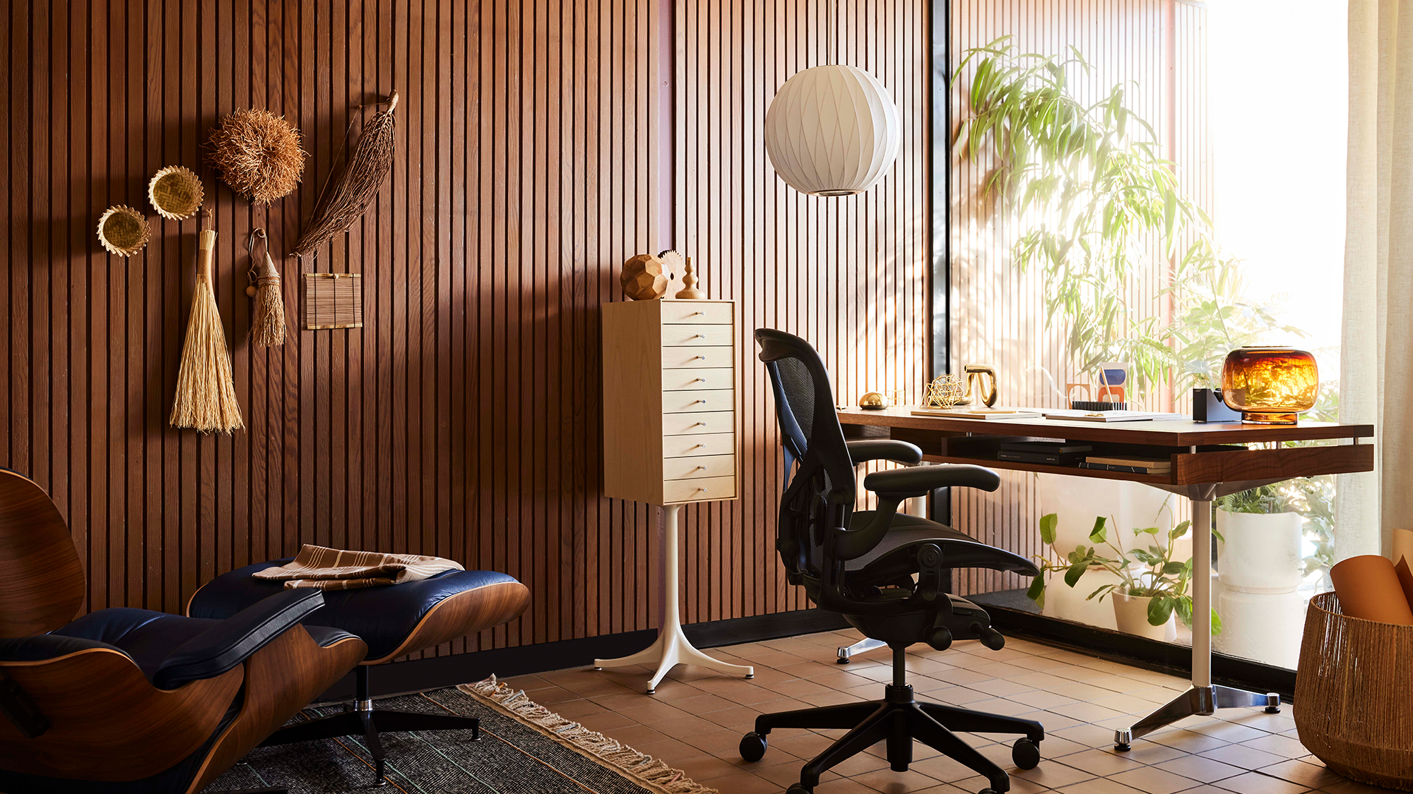 Aeron office chair revolutionized office seating with its defining design qualities: the pioneering Pellicle suspension material and its patented PostureFit SL back support, which affords the ideal sit — chest open, shoulders back, pelvis tilted slightly forward.