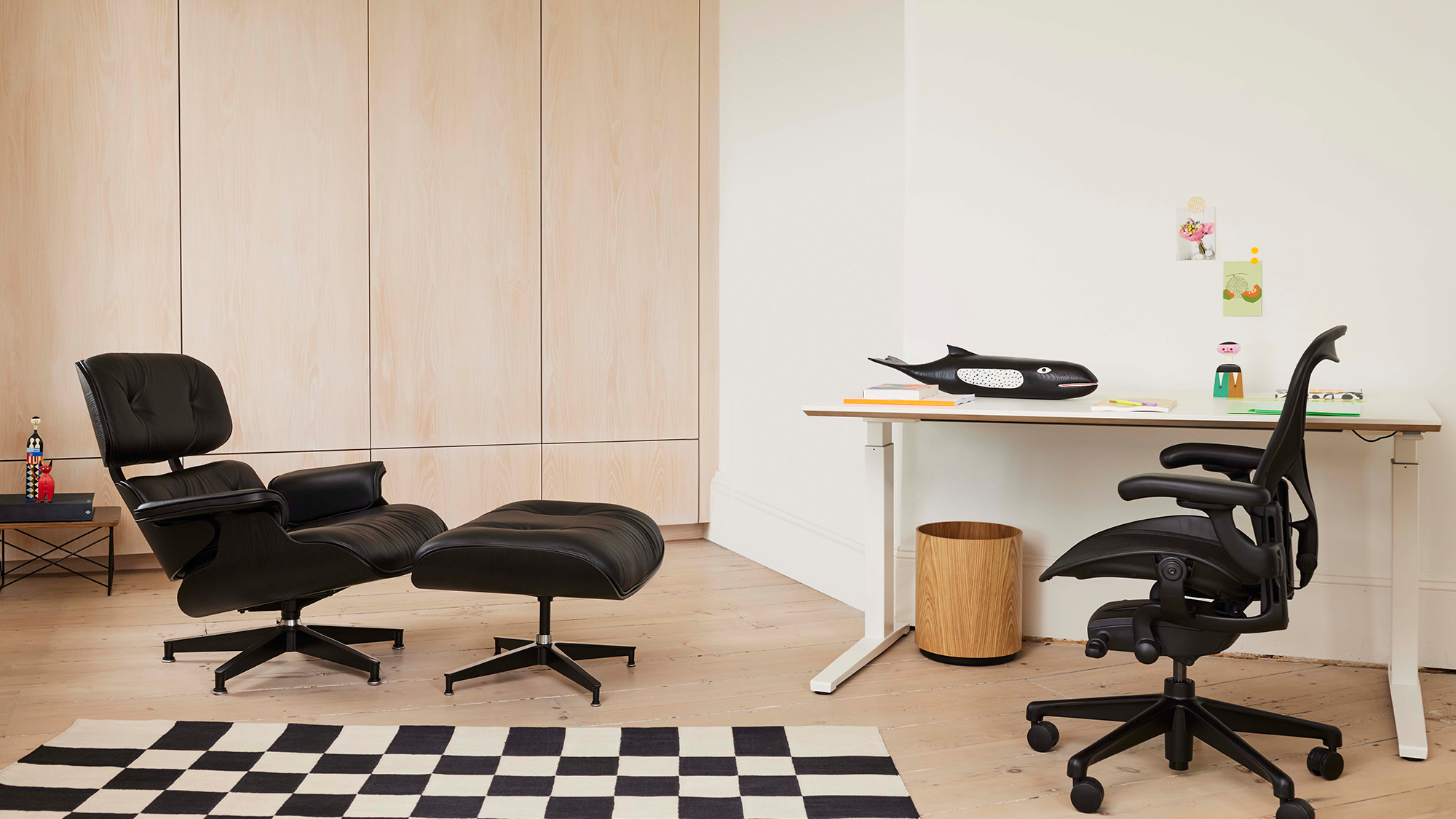 Aeron office chair revolutionized office seating with its defining design qualities: the pioneering Pellicle suspension material and its patented PostureFit SL back support, which affords the ideal sit — chest open, shoulders back, pelvis tilted slightly forward.