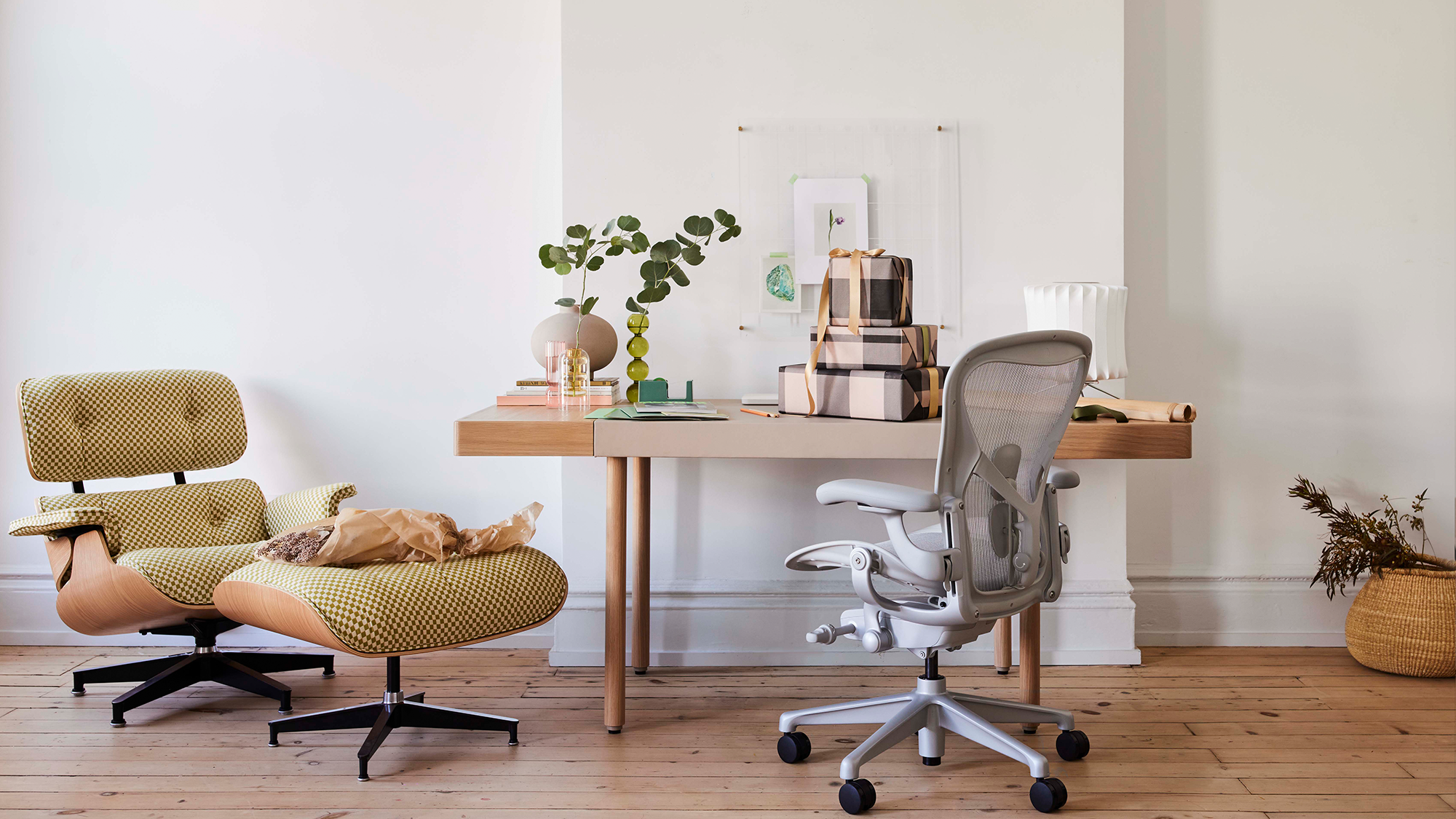 Aeron office chair revolutionized office seating with its defining design qualities: the pioneering Pellicle suspension material and its patented PostureFit SL back support, which affords the ideal sit — chest open, shoulders back, pelvis tilted slightly forward.