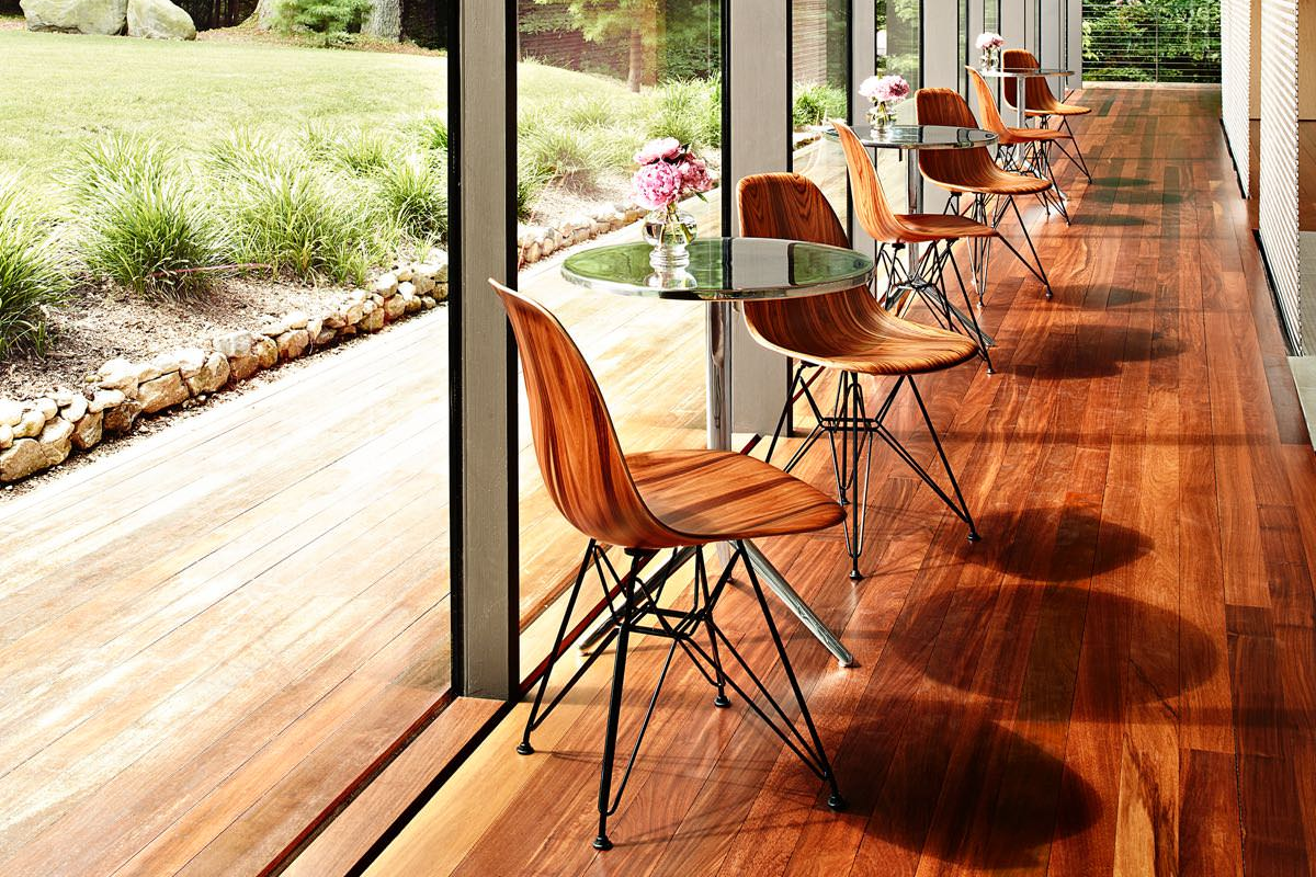 The Eames management chair is part of the Eames Aluminum Group Collection.