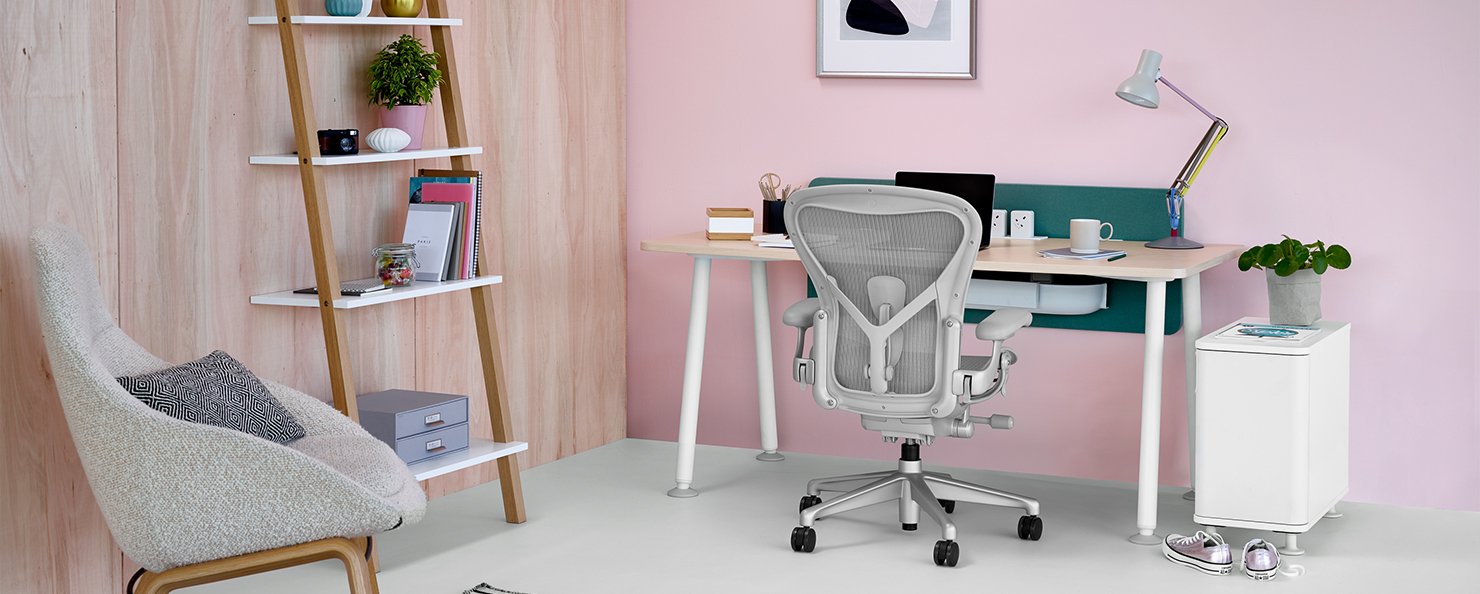 A Mineral Aeron at a Memo desk
